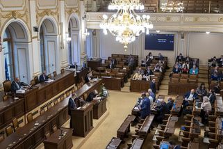 Ostuda v prázdné Poslanecké sněmovně: Tomio Okamura četl dlouhý seznam omluvenek